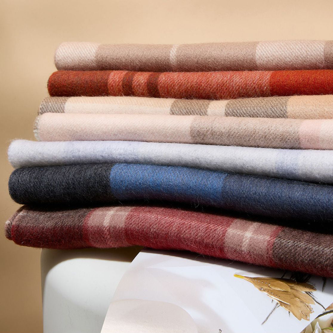 秋冬に暖かい100%ピュアウールのチェック柄マフラー・ネックウォーマー