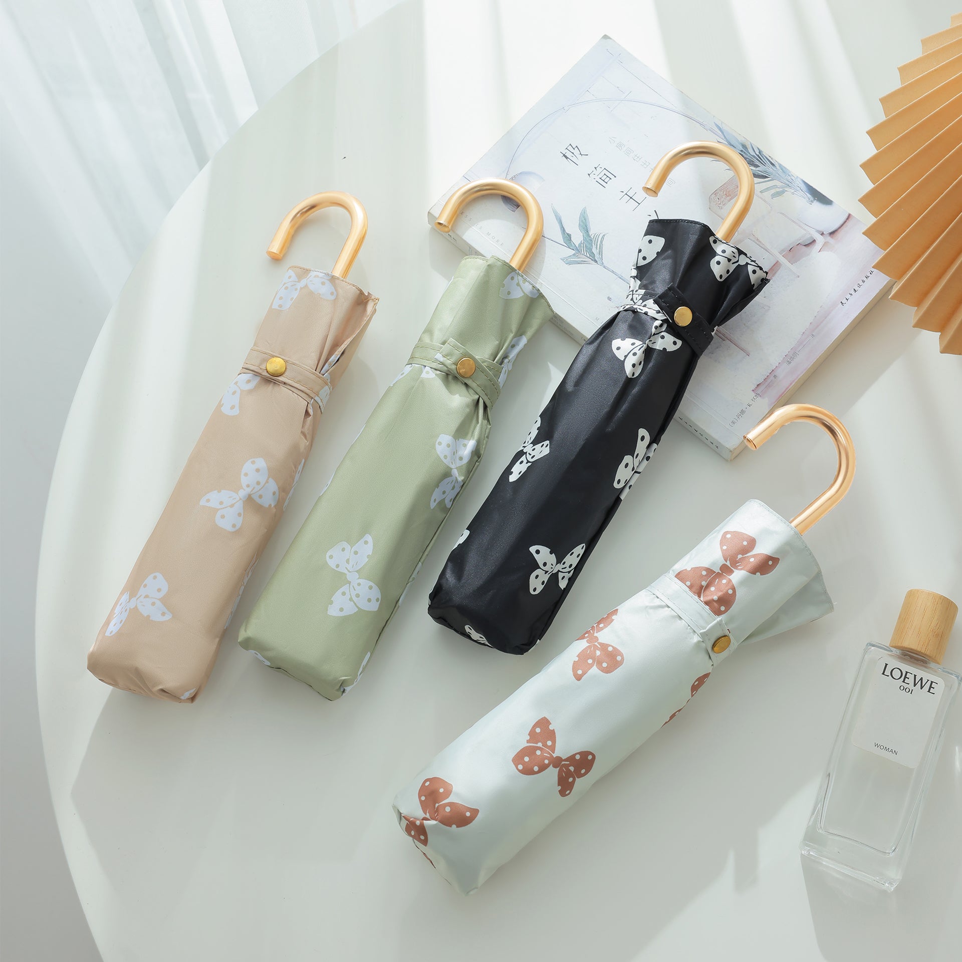 おしゃれな曲がりハンドル付き三つ折りUVカット折りたたみ日傘 完全 遮光