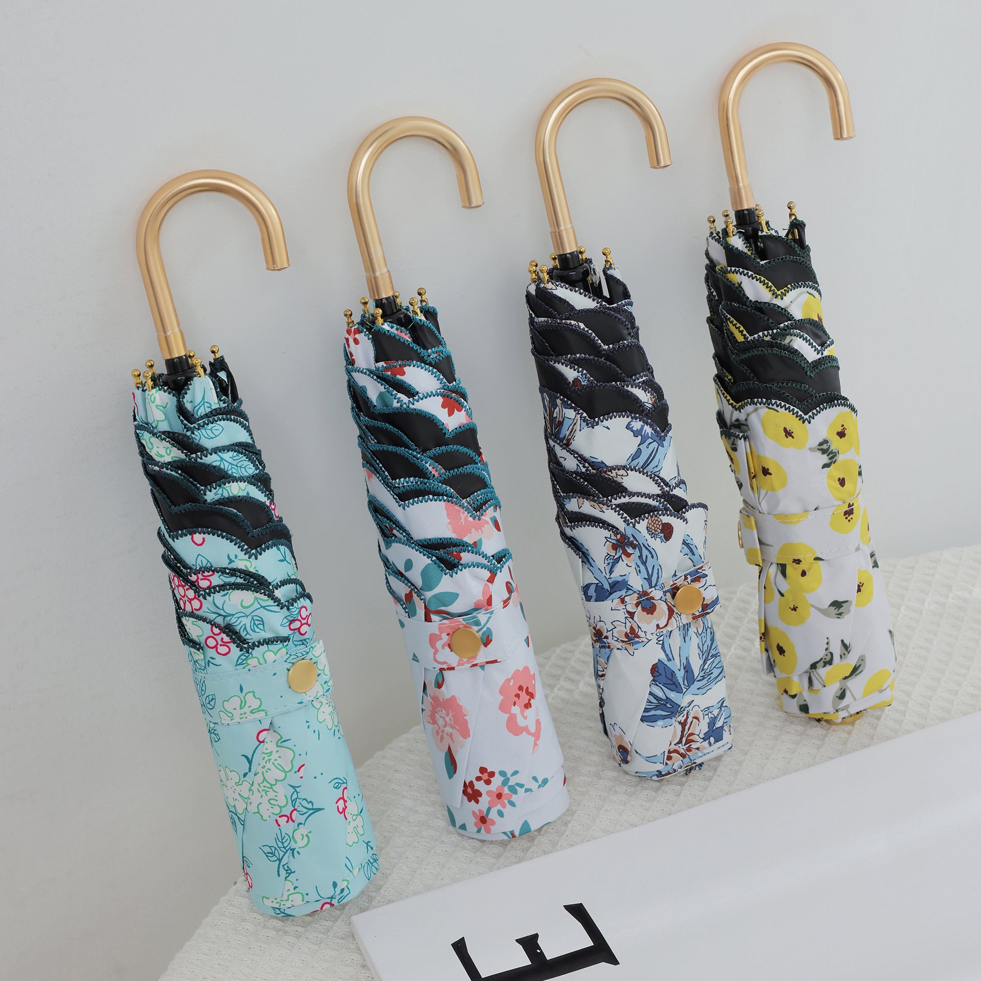 ゴールドフック付き三つ折り刺繍折りたたみ日傘 ― 最強の日傘