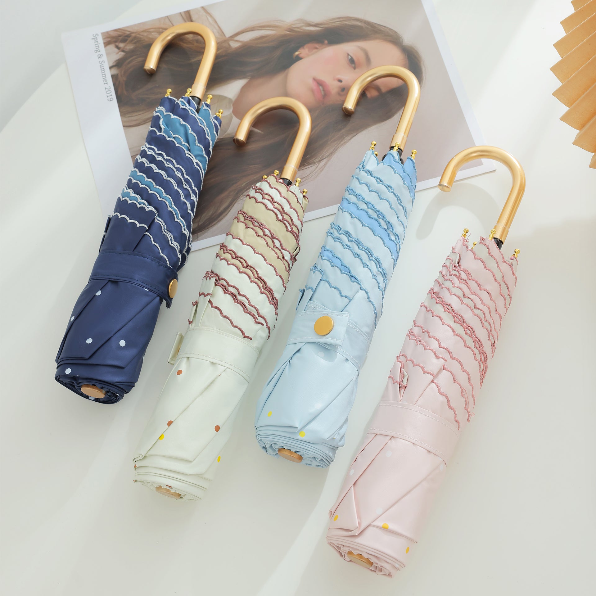 ＜韓国＞FlowerClassic Umbrella ウッドハンドル 折り畳み傘 3色 韓国 傘・レイングッズ(レディース) - 海外通販のBUYMA