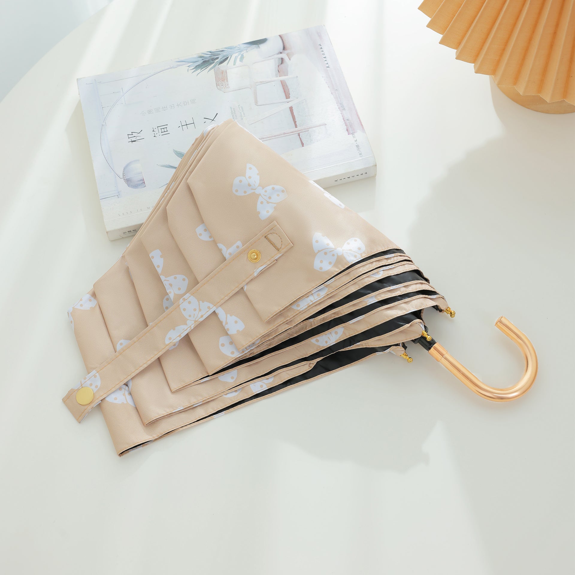 おしゃれな曲がりハンドル付き三つ折りUVカット折りたたみ日傘 完全 遮光