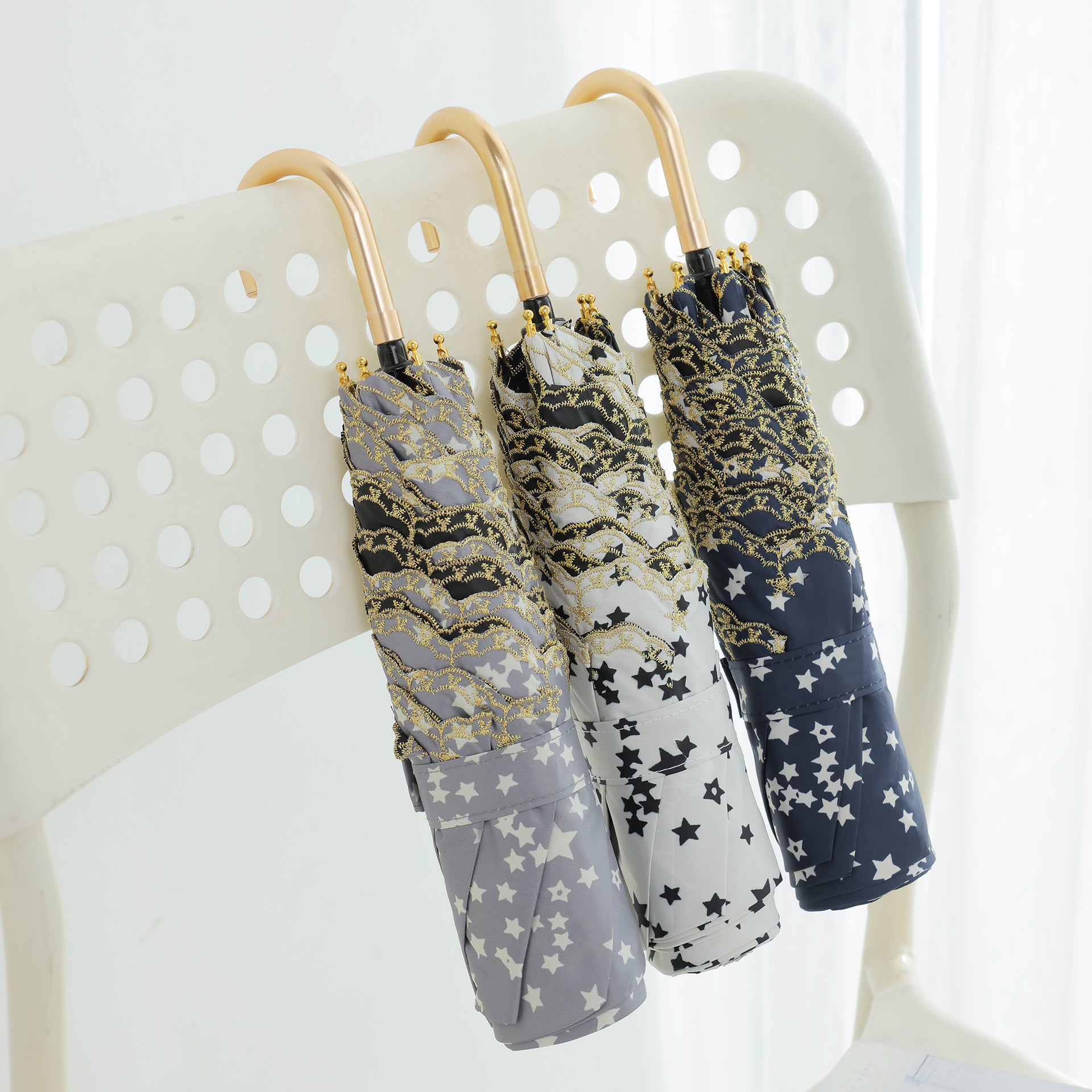 ゴールドフック付き三つ折り刺繍折りたたみ日傘 ― 最強の日傘