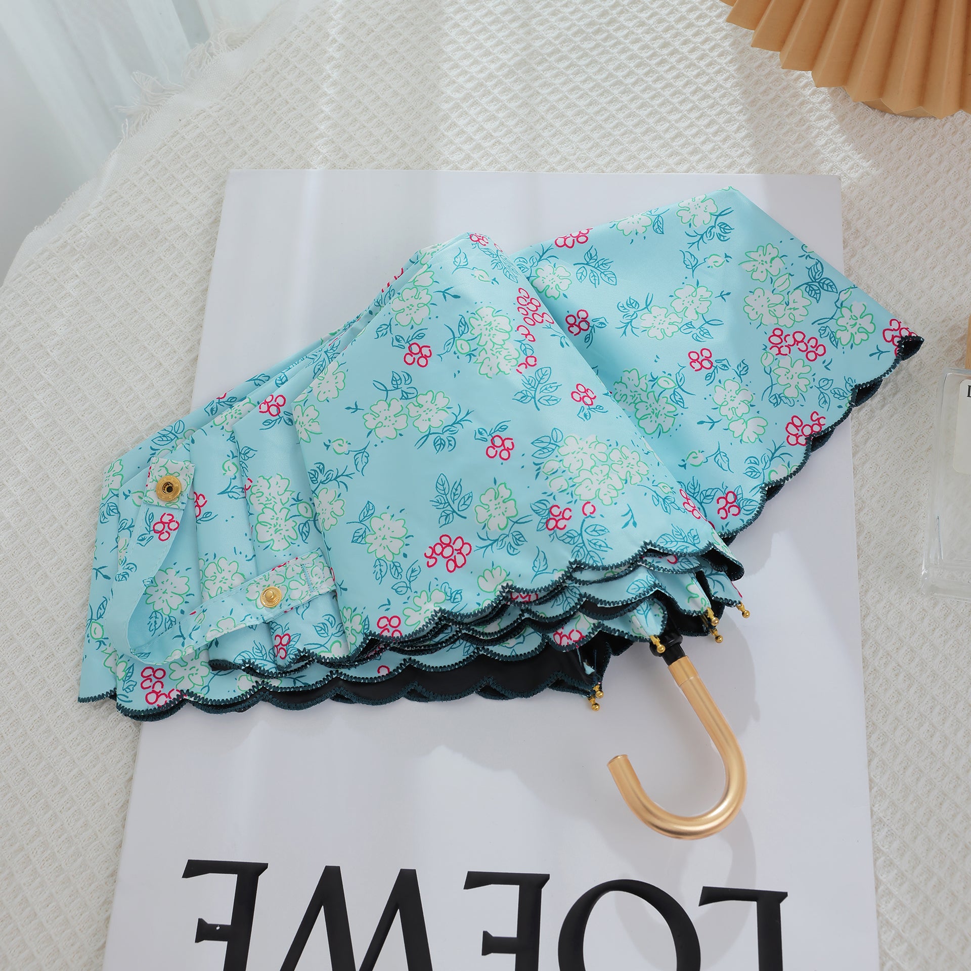 ゴールドフック付き三つ折り刺繍折りたたみ日傘 ― 最強の日傘