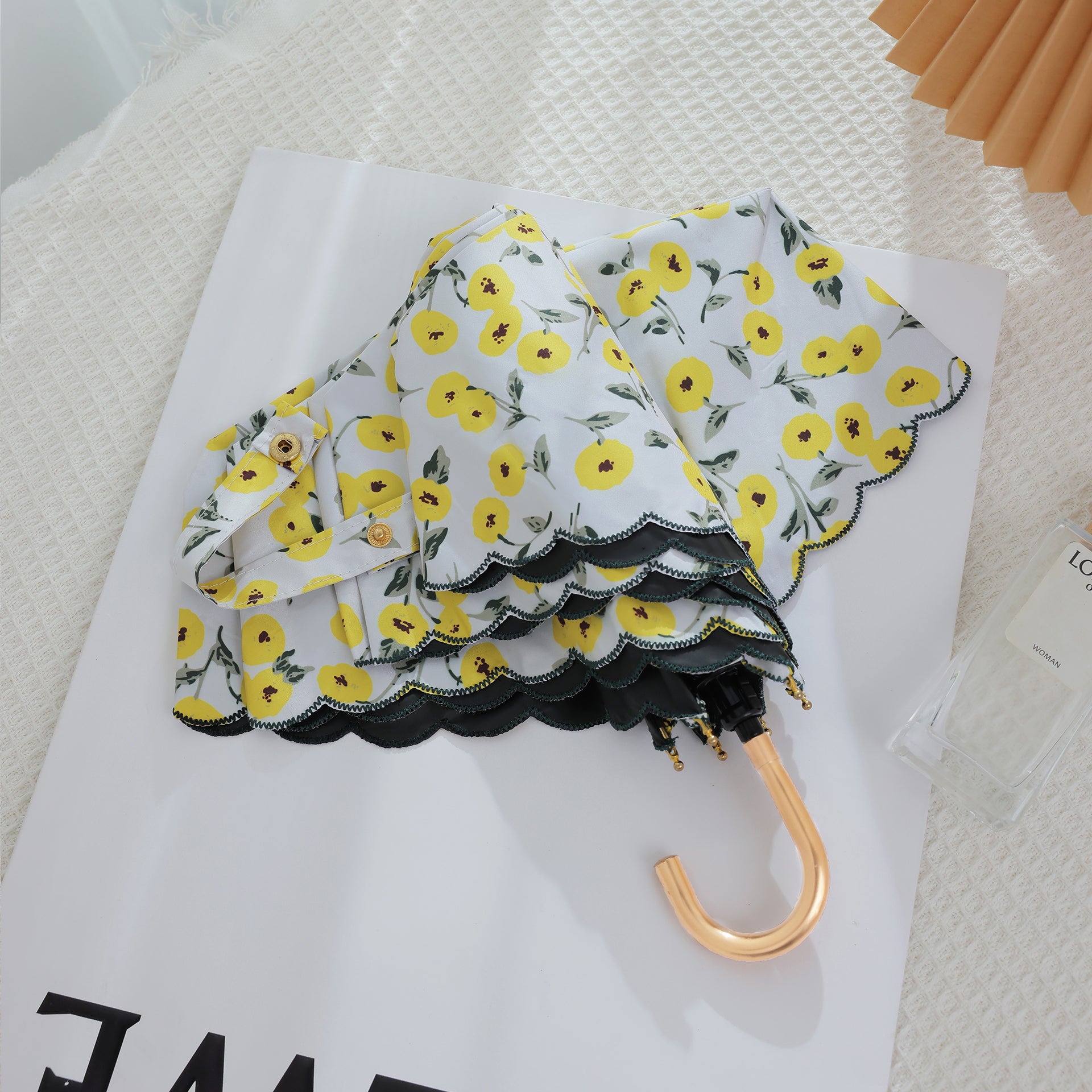 ゴールドフック付き三つ折り刺繍折りたたみ日傘 ― 最強の日傘
