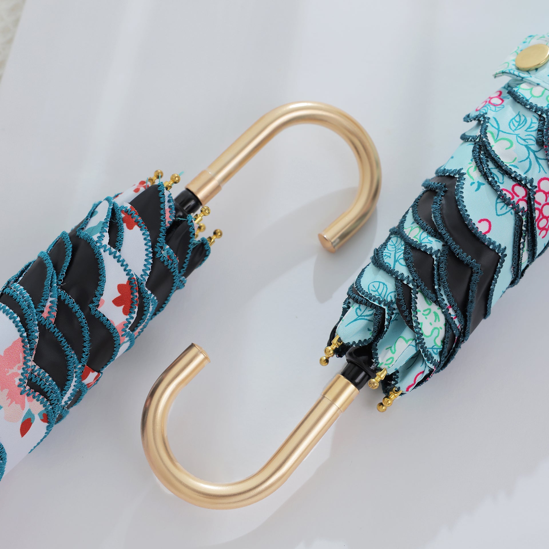 ゴールドフック付き三つ折り刺繍折りたたみ日傘 ― 最強の日傘