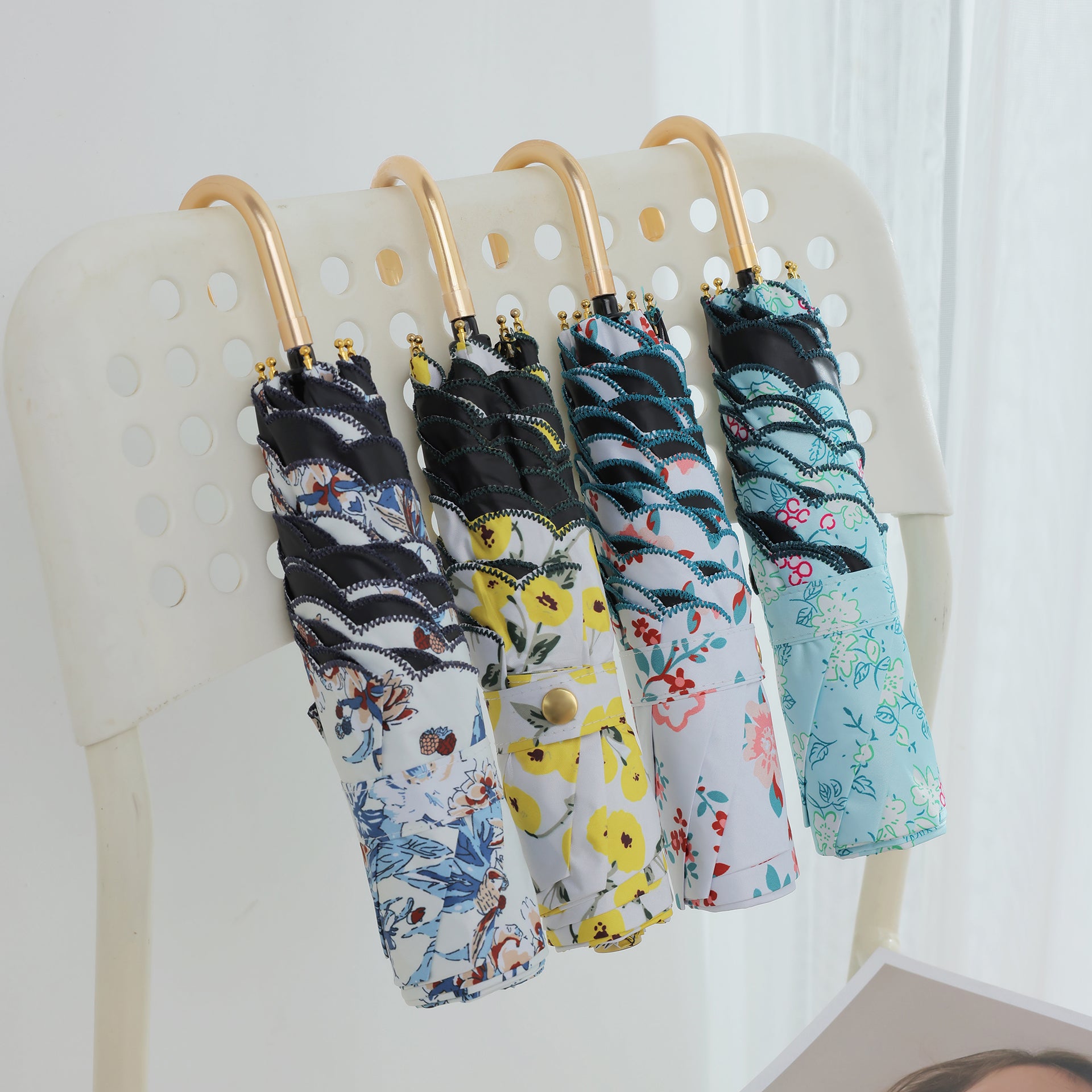 ゴールドフック付き三つ折り刺繍折りたたみ日傘 ― 最強の日傘