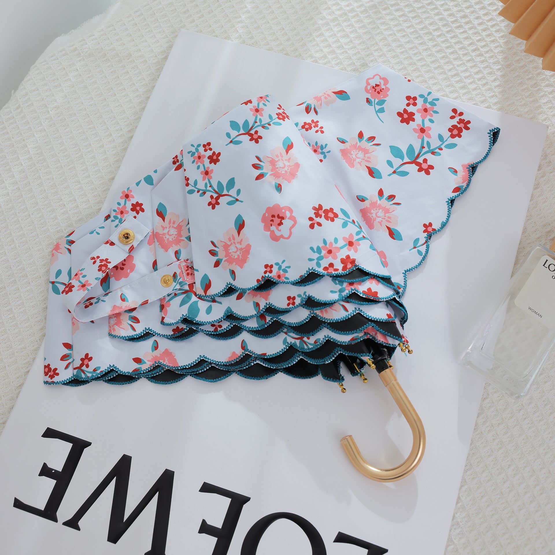 ゴールドフック付き三つ折り刺繍折りたたみ日傘 ― 最強の日傘